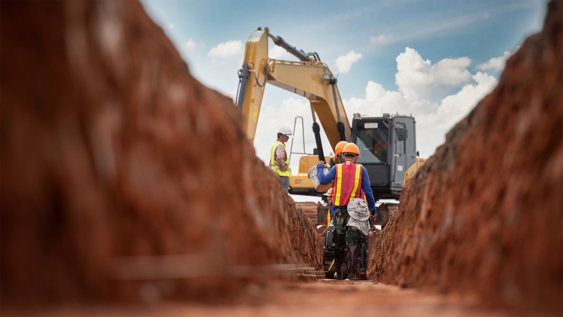 Erdarbeiten mit Bagger für Kabeltrassen und Infrastrukturprojekte